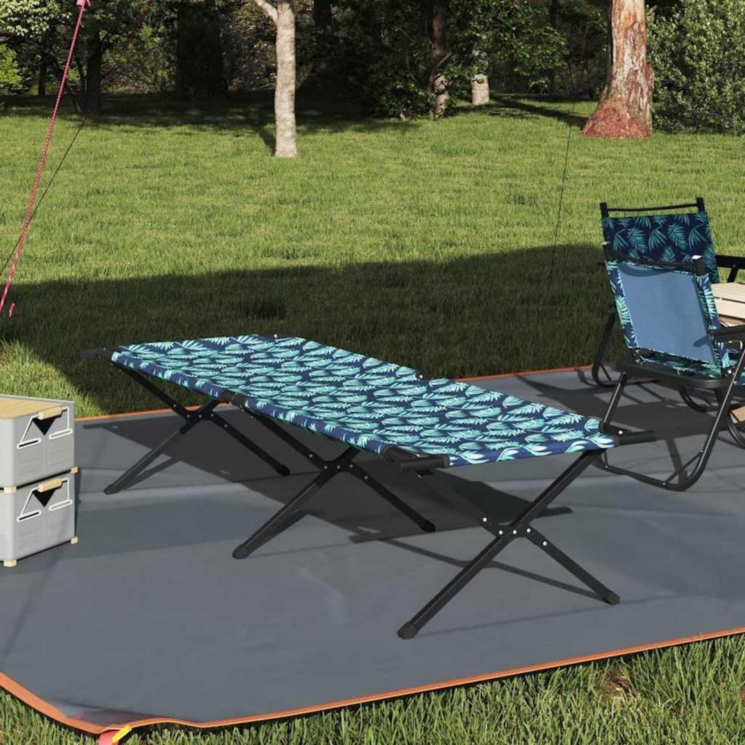 Eine klappbare Konstruktion bestimmt das Erscheinungsbild von der Campingliege