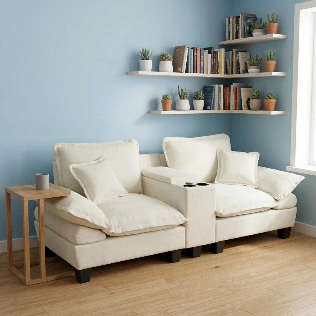 Das Sofa setzt auf Armlehnen in Beige