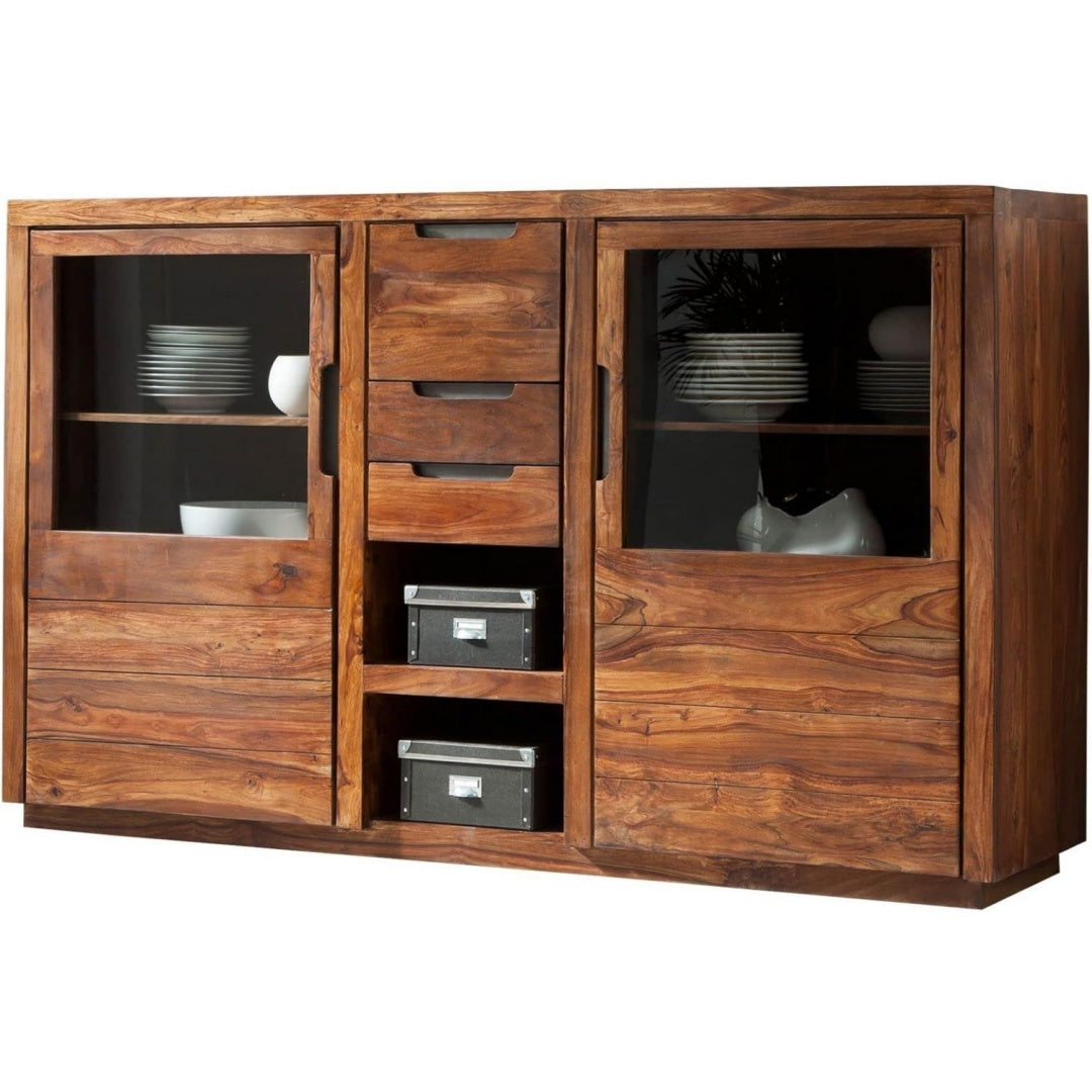Hochschrank verbindet Glastueren und grifflose Fronten