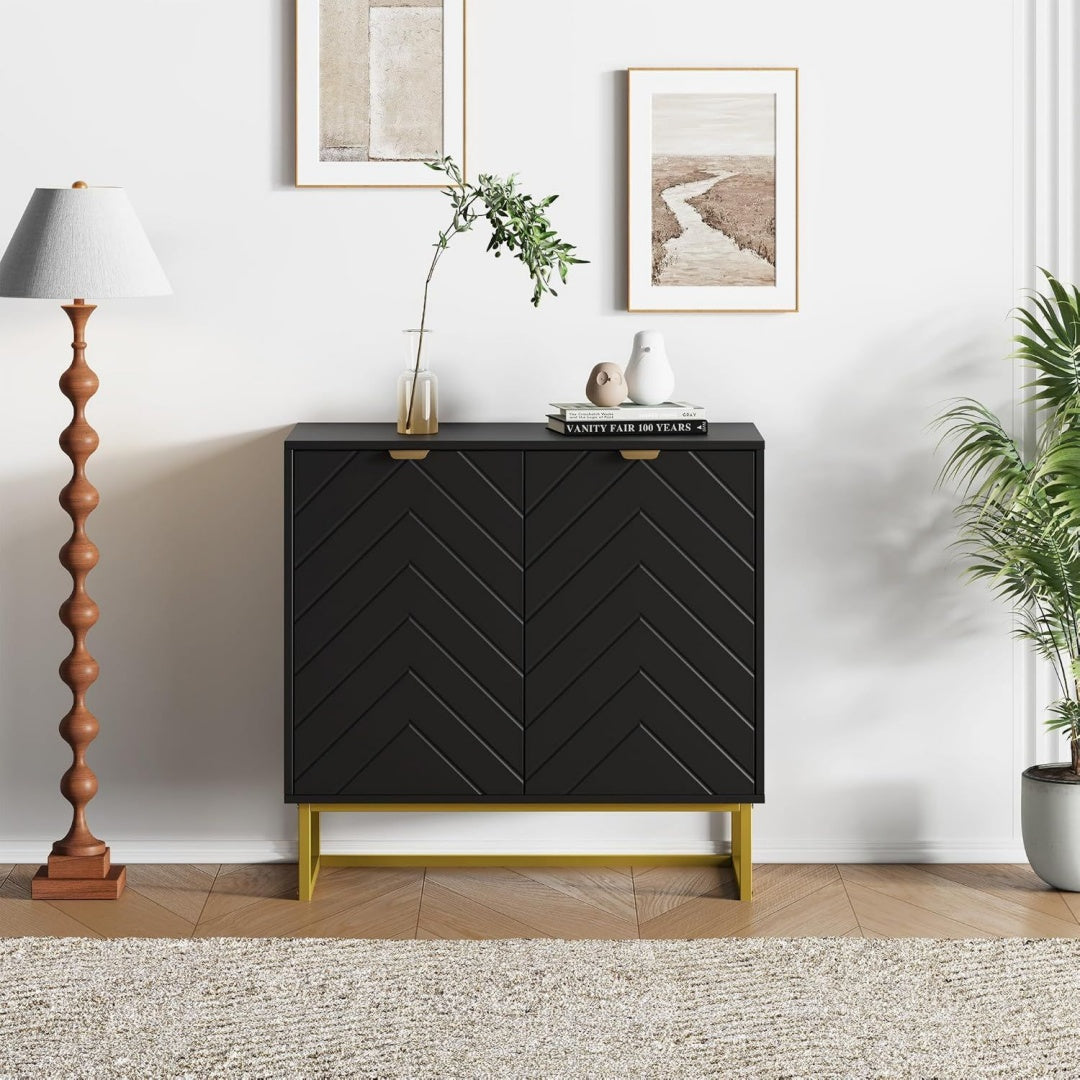 Das Sideboard vereint geschlossenen Stauraum mit Fischgraetenmuster