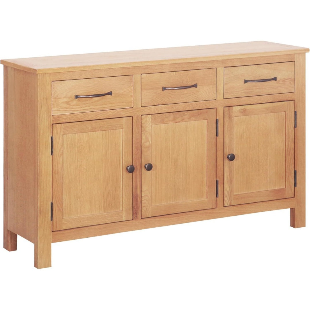 Sideboard verbindet Schubladen und runde Griffknoepfe