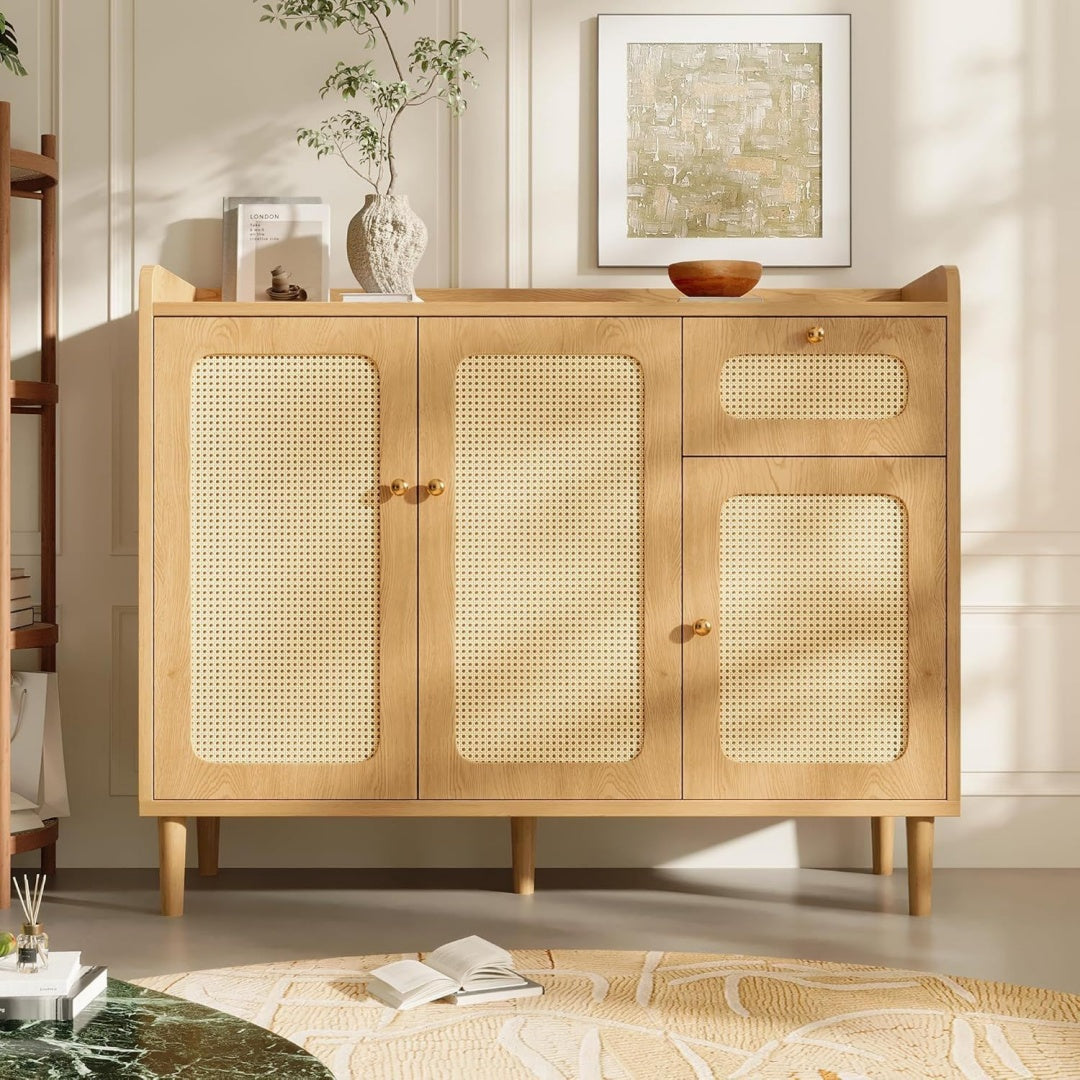 3 Tueren treffen auf sanft schliessende Fronten an dem Sideboard
