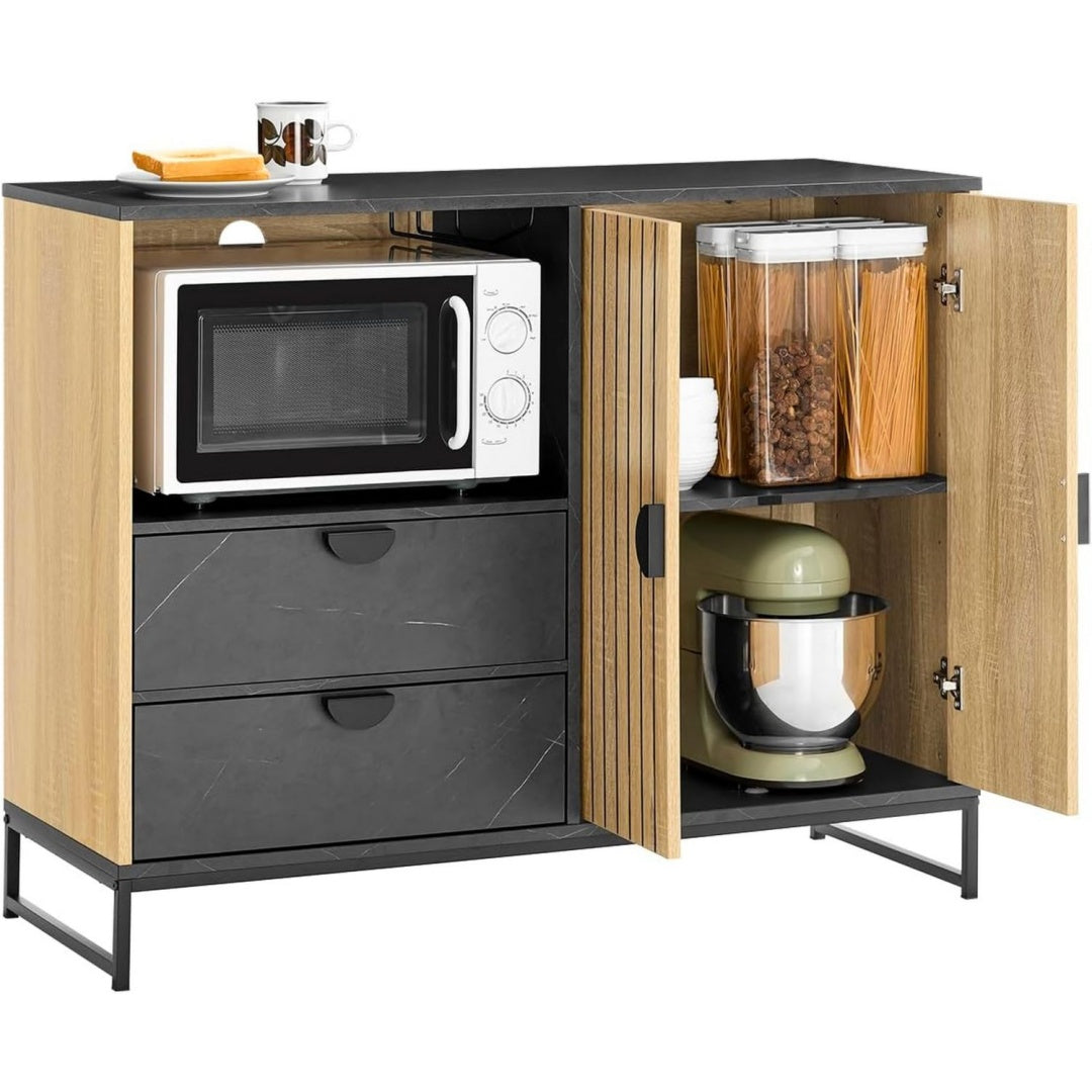 Verstellbare Ablagen praegen das Sideboard in Naturbraun und Schwarz